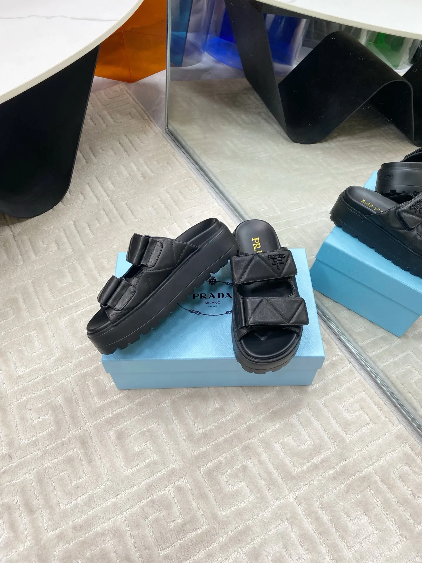 👟👟Ex-factory price 580👟👟 Prada Prada 2025 spring and summer new sandals Roman thick-soled Velcro sandals slippers The latest catwalk style, classic upgrades Comfort and fashionability coexist Each color combination looks good, and the design matches different style needs Upper: Original customized cowhide Lining: Original customized sheepskin lining, cowhide Foot pads Outsole: Original open-molded anti-slip outsole Shoe size: 35-40